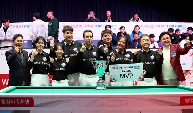 우리금융캐피탈이 창단 첫 라운드 우승 트로피를 손에 넣었다. 사진은 지난 11일 고양킨텍스 PBA스타디움에서 열린 웰컴저축은행 PBA 팀리그 2025-26 5라운드 우승을 차지한 우리금융캐피탈 선수단의 모습. /사진=프로당구협회(PBA) 제공