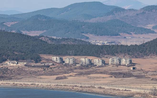 이재명 대통령 지시로 군·경찰 한국 무인기 북한 침범 의혹 TF팀이 구성됐다. 사진은 이날 경기 파주시 오두산통일전망대에서 바라본 북한 개풍군 마을 일대의 모습./ 사진=뉴스1