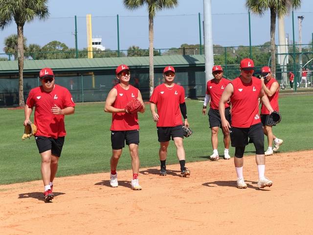 다음 주부터 프로야구 10개 구단이 스프링캠프 일정에 돌입한다. 지난해 미국 플로리다주에서 훈련을 마치고 그라운드를 빠져나오는 SSG 선수들의 모습.SSG 제공