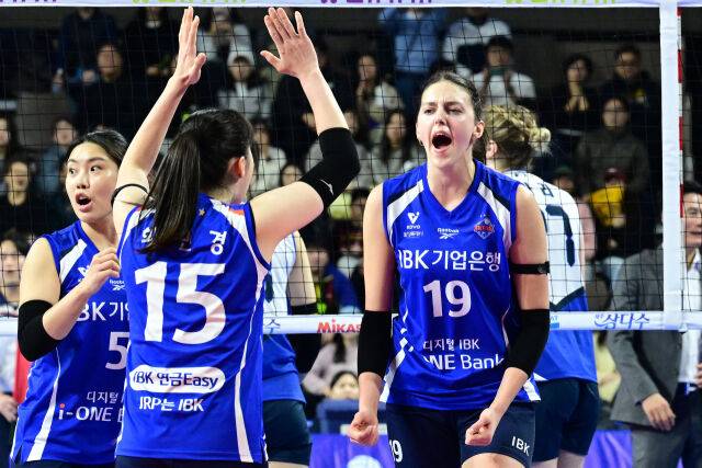 IBK기업은행 빅토리아가 5세트 득점을 올린 뒤 포효하고 있다./ 한국배구연맹(KOVO)