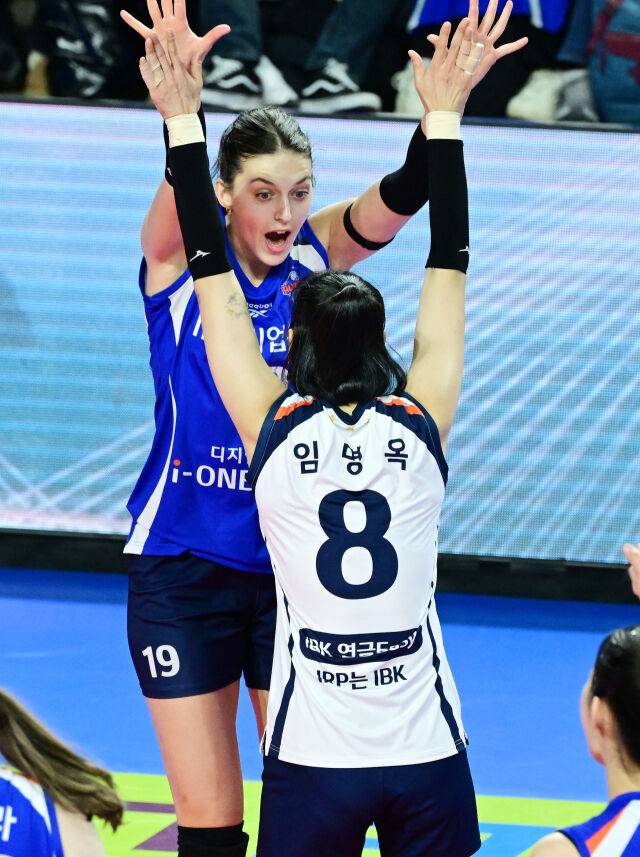임명옥과 하이파이브를 하는 IBK기업은행 빅토리아. / 한국배구연맹(KOVO)