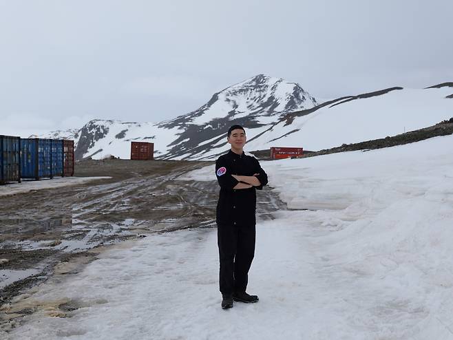 남극의 설경을 배경으로 안치영 셰프. 본인 제공