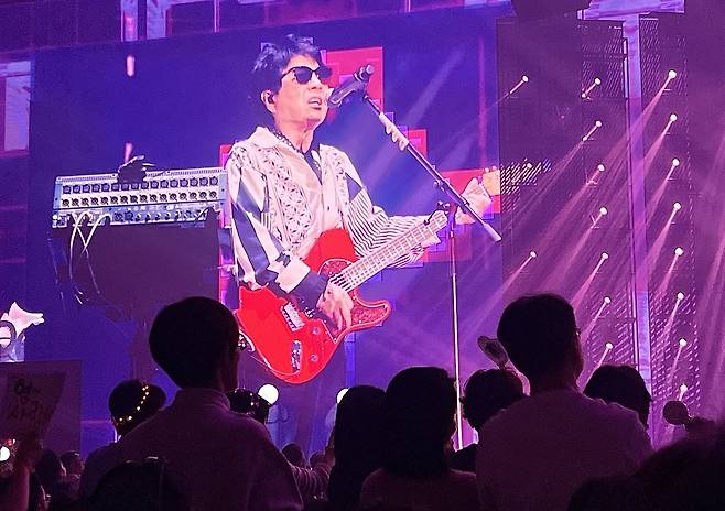 가왕 조용필의 2025~26 전국투어는 지난해 10월 KBS에서 방송된 광복 80주년 특집 ‘조용필, 이순간을 영원히’ 이후 관객층이 확장, 현장에 생애 처음으로 콘서트를 오는 60대 이상 관객은 물론 어린 자녀들의 손을 잡고 온 3040 부부들도 상당수 자리했다.