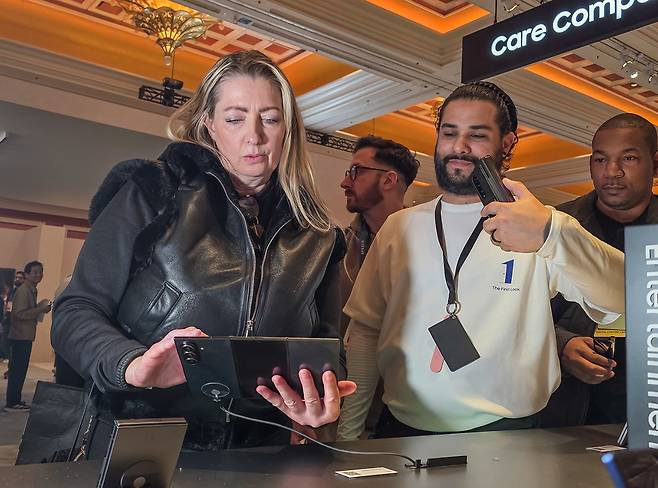 삼성전자는 갤럭시 Z 트라이폴드가 미국 IT 전문지 씨넷(CNET)이 선정하는 ‘Best of CES 2026 어워드’에서 가장 높은 상인 ‘최고의 제품(Best Overall Winner)’과 ‘최고의 모바일 기술(Best Mobile Tech)’ 2개 부문에서 수상했다고 12일 밝혔다. 씨넷은 CES 공식 파트너사로 미국소비자기술협회(CTA)와 협력해 CES 2026 전시 제품을 대상으로 40명 이상의 테크 전문가와 함께 심사를 진행해 수상작을 선정한다. 사진은 관람객이 미국 라스베이거스에서 열리는 세계 최대 전자 전시회 ‘CES 2026’에 마련된 윈호텔 삼성전자 단독 전시관에서 삼성전자 ‘갤럭시 Z 트라이폴드’를 구경하는 모습. [삼성전자 제공]
