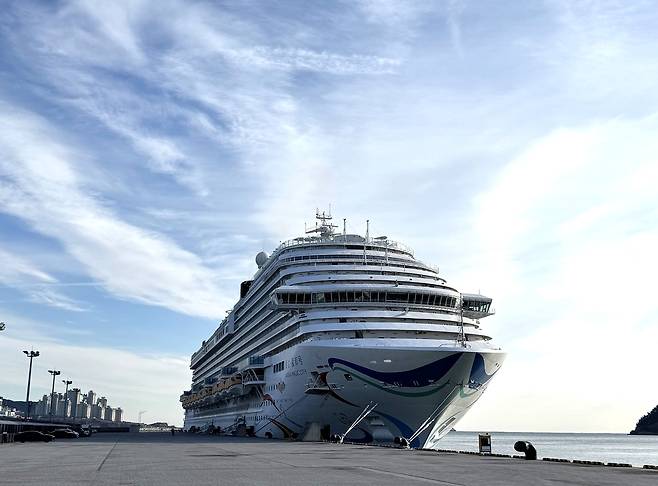 새해 부산항 첫 크루즈선 아도라호 입항