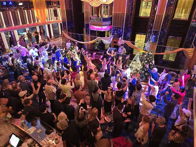 나이트 클럽으로 돌변하는 크루즈의 밤