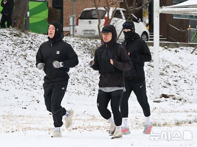 [광주=뉴시스] 이현행 기자 = 밤사이 눈이 쌓인 11일 오전 광주 서구 동천동 광주천변에서 시민들이 달리기를 하고 있다. 이날 오전 광주와 전남 주요지점 최심 적설량은 무안 전남도청 19.7㎝, 목포 14.6㎝, 영암 시종, 12.3 장흥 유치 11.3㎝,  광양 백운산 10.2, 해남 산이 9.6㎝, 신안 압해도 8.5㎝, 장흥 8㎝, 광주 2.7㎝ 이다. 2026.01.11. lhh@newsis.com