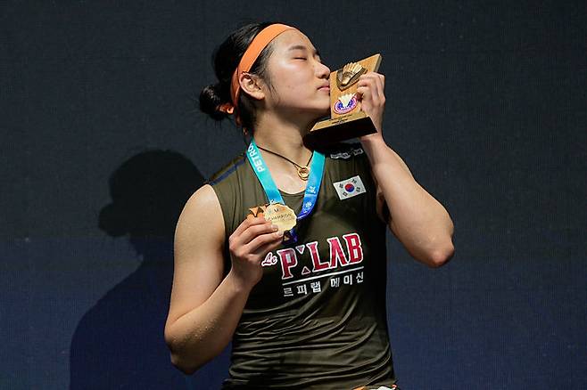 [쿠알라룸프르=AP/뉴시스] 황준선 기자 = 배드민턴 안세영이 11일 말레이시아 쿠알라룸푸르 아시아타 아레나에서 열린 2026 세계배드민턴연맹(BWF) 월드 투어 슈퍼 1000 말레이시아오픈 여자 단식 결승에서 왕즈이(중국)에게 게임 점수 2-0(21-15 24-22)으로 승리한 뒤 트로피에 입을 맞추고 있다. 2026.01.11. hwang@newsis.com