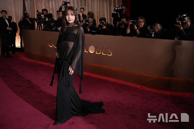 [베벌리힐스=AP/뉴시스] 블랙핑크 리사가 11일(현지 시간) 미 캘리포니아주 베벌리힐스의 베벌리 힐튼에서 열리는 제83회 골든글로브 시상식에 도착해 포토타임을 갖고 있다. 리사는 이번 시상식에서 시상자로 나선다. 2026.01.12.