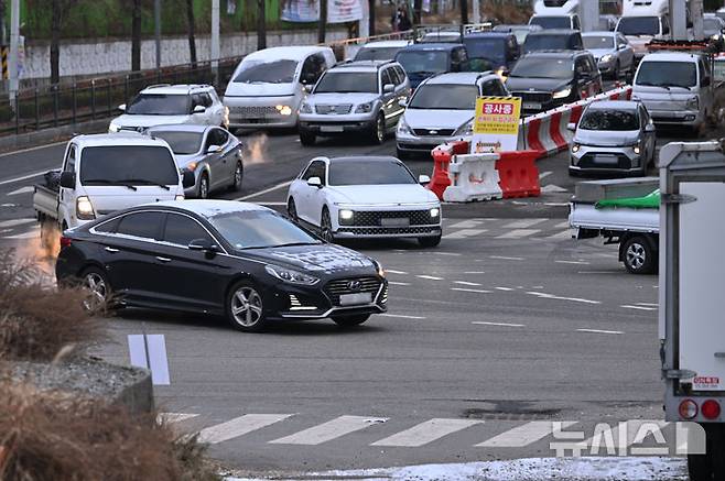[광주=뉴시스] 이영주 기자 = 광주·전남지역에 이틀 동안 최대 25㎝에 달하는 눈이 내렸다가 그친 12일 오전 광주 북구 오치동 한 교차로 병목구간에서 차량들이 출근길 서행하고 있다. 2026.01.12.leeyj2578@newsis.com