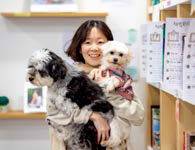 정란 씨와 책방 대표 하리, 부대표 썬더(왼쪽).