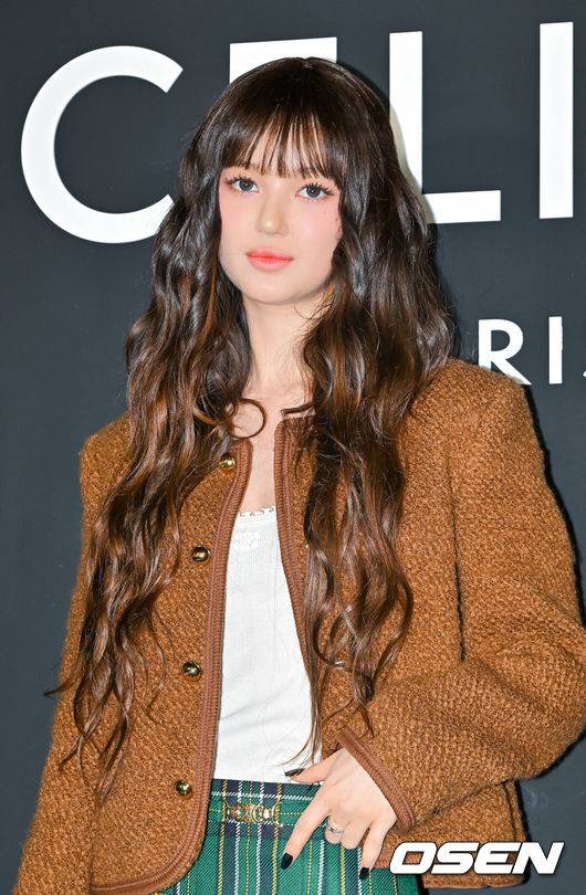 [OSEN=박준형 기자] &nbsp;28일 오후 서울 청담동에서 '셀린느 청담 플래그십 스토어' 오픈 행사가 진행됐다.이날 행사에는 배우 박보검과 수지, 뉴진스 다니엘, 그룹 투어스, Kevin Paker(Tame Impala 밴드)가 참석했다. 그룹 뉴진스 멤버 다니엘이 포즈를 취하고 있다.   2024.11.28 / soul1014@osen.co.kr