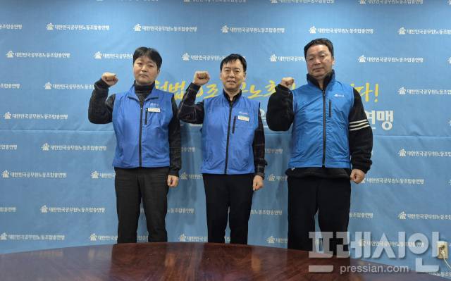 ▲제7대 신임 공노총 공주석위원장과 함께 당선된 집행부 임원 (좌로부터) 이기행수석부위원장, 공주석위원장, 이호발사무총장ⓒ 프레시안 문상윤
