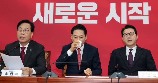 ▲국민의힘 장동혁 대표(가운데)가 12일 국회에서 열린 최고위원회의에서 물을 마시며 목을 축이고 있다. ⓒ연합뉴스
