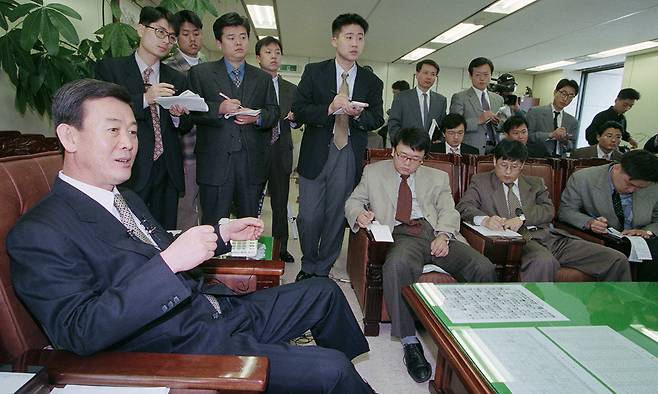 대선을 앞둔 1997년 10월 박순용 당시 대검 중수부장(왼쪽)이 이른바&nbsp;‘DJ 비자금 의혹’ 처리 방향을 놓고&nbsp;취재진과 일문일답을 나누고 있다. 세계일보 자료사진