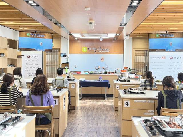 9일 오전 서울 종로구 한국사찰음식문화체험관에서 사찰 음식 수업이 진행되고 있다. 참가자들은 조리 전 발우게를 함께 읽고 명상한 뒤 연근과 묵나물을 활용한 들깨 쌀수제비와 궁채초무침을 만들며 음식에 담긴 수행의 의미를 배우는 시간을 가졌다. 신서희 기자