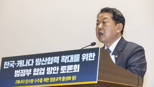 김병주 더불어민주당 의원이 12일 국회 의원회관에서 열린 한국·캐나다 방산 협력 확대를 위한 범정부 협업 방안 토론회에서 환영사를 하고 있다. /연합뉴스