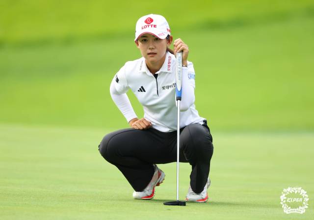 그린 경사를 파악하고 있는 황유민. 사진 제공=KLPGA