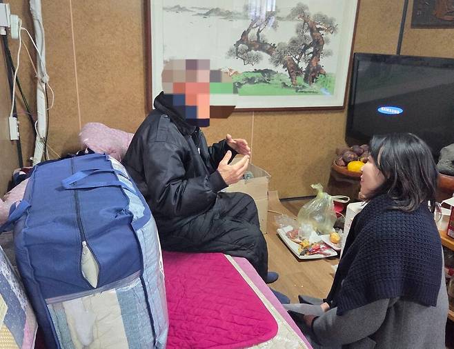 지난 9일 윤은미 천안시 복지정책국장이 한파 취약계층 가정을 방문해 주거 상태 등을 살폈다. ⓒ천안시 제공