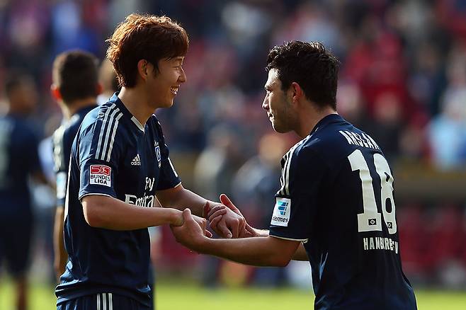 2013년 함부르크 시절 손흥민이 마인츠전에서 골을 넣고 아슬란과 기뻐하고 있다. Getty Images코리아