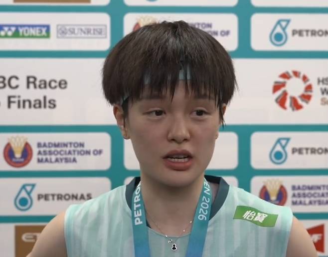 ▲ 안세영에게 패배한 왕즈이의 경기 후 발언이 현지 팬들 사이에서 거센 후폭풍을 일으키고 있다. 큰 점수 차의 리드를 지키지 못한 정신적 결함에 대한 반성보다는 자기만족에 치우친 발언이라는 지적이 쏟아지고 있다.&nbsp;우승 결정의 백미는 단연 2세트였다. 1게임을 여유 있게 가져온 안세영은 2게임 중반 왕즈이의 날카로운 공격에 고전하며 13-19까지 점수 차가 벌어졌다. 21점을 먼저 내면 끝나는 배드민턴 경기 특성상 6점 차의 열세는 사실상 세트를 내준 것이나 다름없는 상황이었다.&nbsp;안세영은 포기하지 않았다. 특유의 질식 수비로 왕즈이의 실책을 유도하며 야금야금 점수를 쌓았고, 순식간에 6연속 득점에 성공하며 19-19 동점을 만들었다. 이후 손에 땀을 쥐는 세 번의 듀스 접전 끝에 안세영은 강력한 대각 스매싱으로 56분간의 혈투를 마무리 지었다. ⓒ시나스포츠