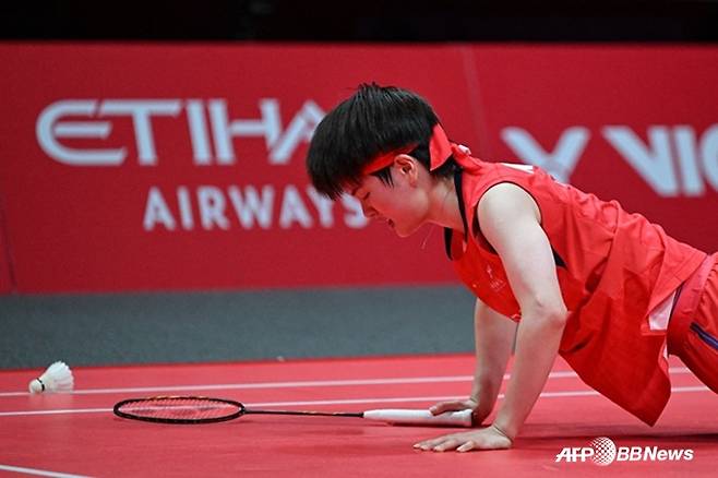 안세영과 경기 중 넘어진 왕즈이의 모습. /AFPBBNews=뉴스1