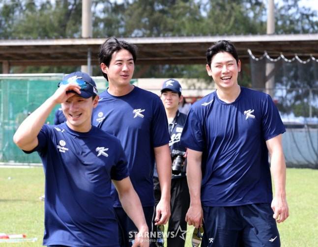 구자욱(가운데)과 홍창기가 미소를 지으며 훈련을 마치고 있다. /사진=강영조 선임기자