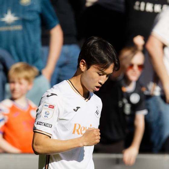 더비 카운티전 득점 후 주먹을 불끈 쥔 엄지성. /사진=스완지 시티 공식 사회관계망서비스(SNS)