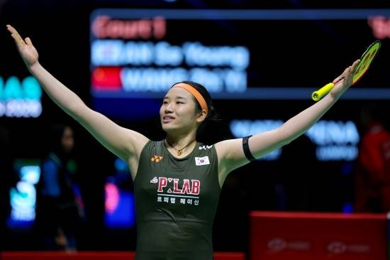 배드민턴 여자 단식 세계랭킹 1위 안세영이 지난 11일 말레이시아 쿠알라룸푸르에 있는 악사이타 아레나에서 열린 2026 세계배드민턴연맹(BWF) 월드투어 말레이시아 오픈(슈퍼 1000) 여자 단식 결승전에서 세계랭킹 2위 중국의 왕즈이를 게임 스코어 2-0으로 제압, 새해 첫 대회에서 정상에 올랐다. 사진 연합뉴스