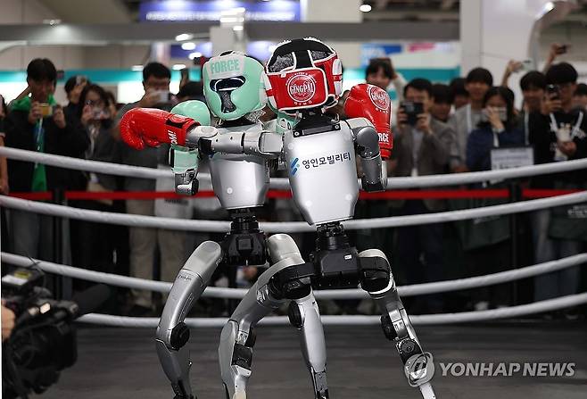 '격투기하는 휴머노이드' (대구=연합뉴스) 김현태 기자 = 22일 대구 북구 엑스코에서 열린 2025 대구 국제로봇 산업전에서 드론·로봇 솔루션 전문기업 영인 모빌리티 부스에서 중국 로봇 기업 유니트리가 개발한 휴머노이드 로봇 G1이 킥복싱 경기를 선보이고 있다. 2025.10.22 mtkht@yna.co.kr