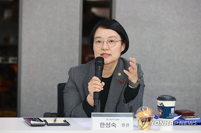 제5차 소상공인 성장 릴레이 간담회 (서울=연합뉴스) 한성숙 중소벤처기업부 장관이 22일 서울 마포구 드림스퀘어에서 열린 제5차 소상공인 성장 릴레이 간담회에서 인사말을 하고 있다. 2025.12.22 [중소벤처기업부 제공. 재판매 및 DB 금지] photo@yna.co.kr