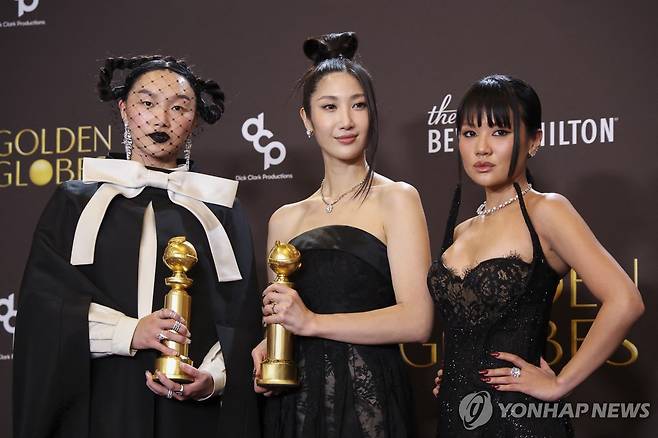 11일 골든글로브 주제가상 받은 이재(가운데)와 오드리 누나(왼쪽), 레이 아미 [로이터=연합뉴스. 재판매 및 DB 금지]