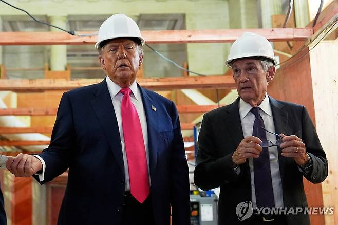 도널드 트럼프 미국 대통령(좌측)과 제롬 파월 연준 의장(우측) [AP 연합뉴스 자료사진]