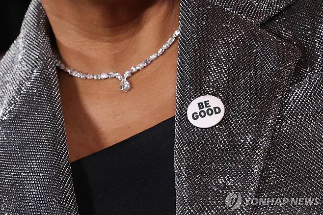 미국 코미디언 완다 사이크스가 단 '비 굿' 배지 [AFP=연합뉴스. 재판매 및 DB 금지]