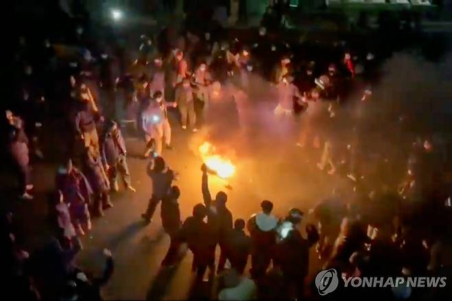 9일 이란 테헤란에서 열린 시위 모습. 온라인상에 오른 영상을 캡처한 것. [AP=연합뉴스 자료사진]