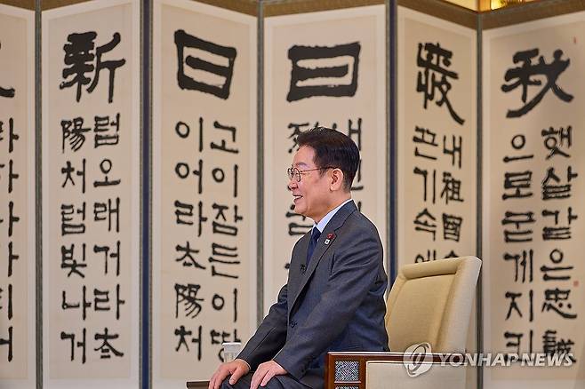 이재명 대통령, 일본 NHK와 인터뷰 (서울=연합뉴스) 이재명 대통령이 한일 정상회담을 하루 앞둔 12일 청와대에서 일본 NHK와 인터뷰를 하고 있다. 2026.1.12 [청와대 제공. 재판매 및 DB 금지] photo@yna.co.kr