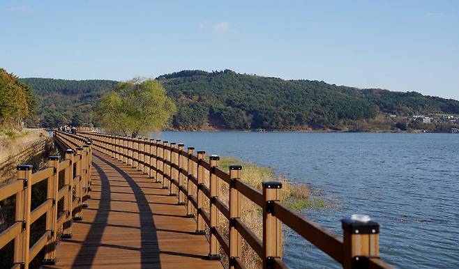 서산시 인지면 풍전저수지 둘레길 모습(서진=서산시 제공)