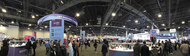 CES 2026 ‘Innovation Awards Showcase’ 전시장, 혁신상 수상 제품들을 둘러보는 참관객들로 활기가 넘친다.