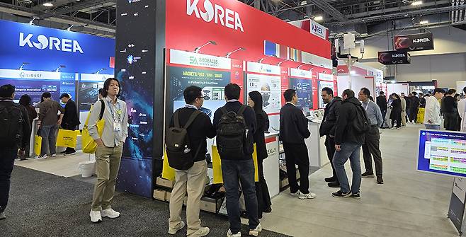 CES 2026 통합 한국 전시존에서 ‘KOREA’ 부스가 AI·헬스케어 스타트업 솔루션을 선보이고 있다.