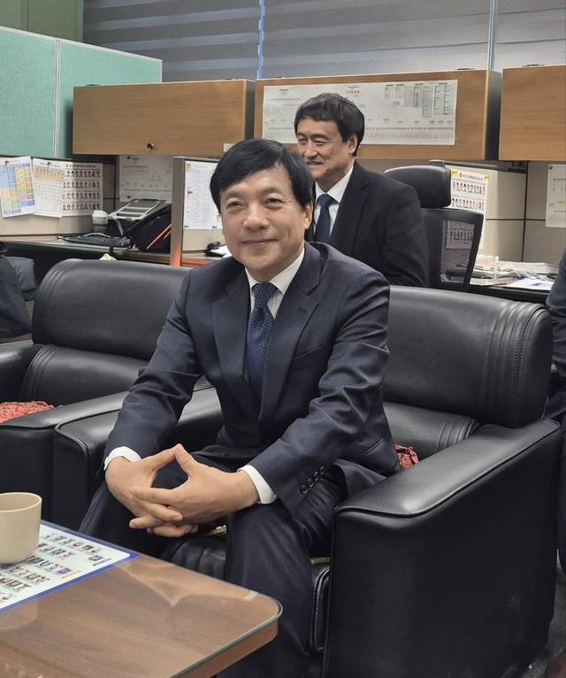이성윤 더불어민주당 최고위원이 12일 전북도의회 기자실에서 기자간담회를 갖고 있다.