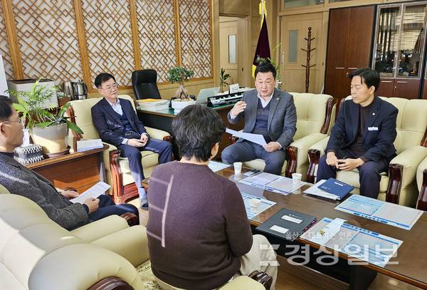 울산시의회 안대룡 교육위원장이 13일 신학기를 앞두고 울산 성광여자고등학교와 제일고등학교를 연이어 찾아 학교별 애로사항을 파악했다.&nbsp;울산시의회 제공