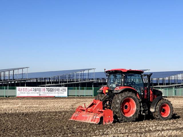 대동 자율주행 농기계 주행 모습. 비전AI를 적용한 4단계 자율주행이 가능하다는 점이 특징이다. 대동 제공