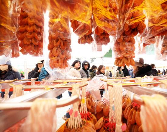 '지리산함양 고종시 곶감축제'가 오는 16일부터 18일까지 3일간 함양 상림 고운광장 일원에서 열린다. 사진은 지난해 행사 모습. 사진=함양군