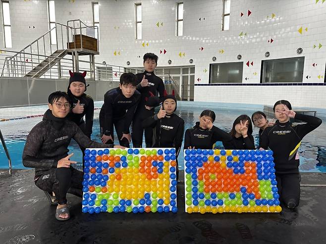 울릉중학교 1학년생들이 영어 캠프에 참가해 온천 스파월드 체험과 수중 스노클링 교육 등 다양한 프로그램을 체험하고 있다. /울릉군 제공