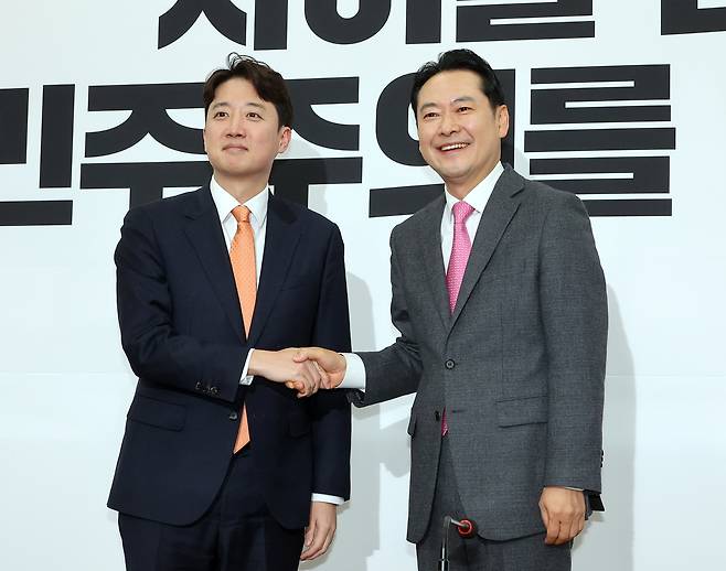 국민의힘 장동혁 대표와 개혁신당 이준석 대표가 13일 국회 국민의힘 당대표 회의실에서 만나 악수하고 있다. /연합뉴스