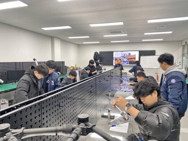 경북전문대학교 항공정비·드론융합과 학생들이 영주중학교 학생들을 대상으로 항공 시뮬레이션 체험 프로그램을 진행하고 있다. 사진=경북전문대학교 제공