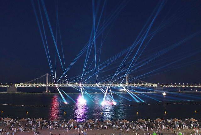 ‘빛과 바다의 도시, 부산’을 주제로 한 ‘광안리 레이저쇼’가 지난 5일 오후 부산 광안리 밤바다를 수놓고 있다. 부산 수영구는 이날 광안리 드론쇼와 처음으로 연계한 레이저쇼를 내년부터 상설화해 대표 야간관광 콘텐츠로 발전시켜 나갈 계획이다. 정종회 기자 jjh@