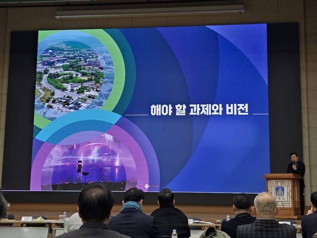 주낙영 경주시장이 신년맞이 언론인간담회에서 미래 버전을 제시하고 있다. 강시일 기자