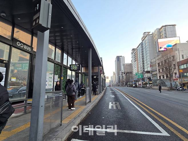 13일 서울 마포구 서교동의 합정역 버스정류장장에서 시민들이 오지 않는 버스를 기다리고 있다. (사진=염정인 기자)