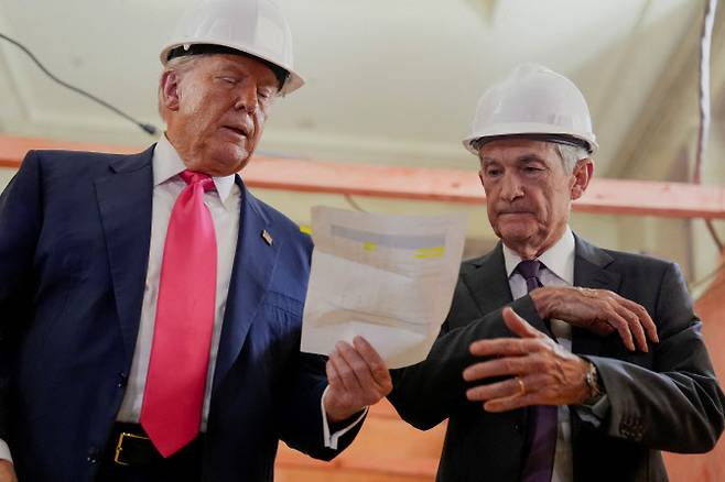 지난해 7월 24일(현지시간) 미국 워싱턴DC에서 보수 공사 중인 연방준비제도 이사회 건물을 둘러보는 도중, 도널드 트럼프(왼쪽) 미국 대통령이 제롬 파월 연준 의장에게 문서를 건네고 있다. (사진=로이터)